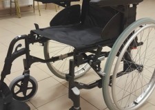 Powiększ zdjęcie Wózki inwalidzkie Pojazd przeznaczony dla osób mających problem z samodzielnym poruszaniem się. Zapewnia samodzielne przemieszczanie się oraz stabilizację ciała. Obecnie posiadamy dwa wózki.