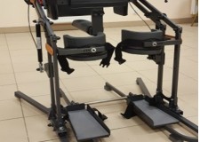 Powiększ zdjęcie Pionizator To nowoczesne urządzenie rehabilitacyjne stosowane w procesie rehabilitacji pacjentów                             z niedowładem kończyn. Umożliwia przyjęcie pozycji stojącej i samodzielne chodzenie.	 Pionizator sprzyja poprawnemu funkcjono